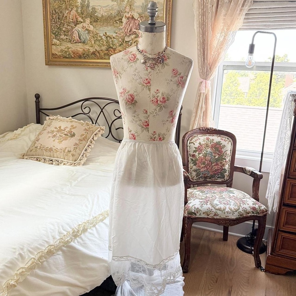 White Lace Slip skirt   60s white half slip fits like a small